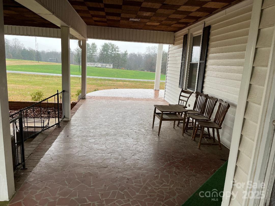 526 W Houstonville Road W 2