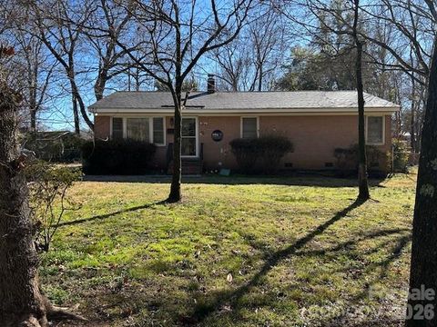 Photo of 401 N Woodland Drive, Lancaster, SC 29720 (MLS # 4337913)