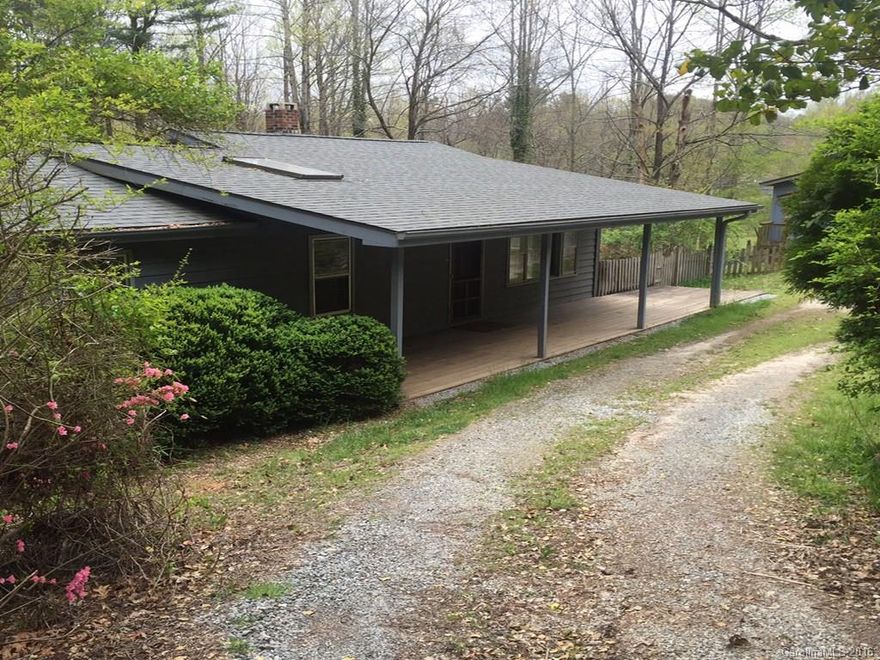 Great mountain retreat on a beautiful lot that has views of a pasture, at times with horses, barns and picturesque views. This home has a split bedroom floorplan with a modern kitchen & dining area lending itself to lots of fun living. A detached garage gives you space for a studio or workshop.