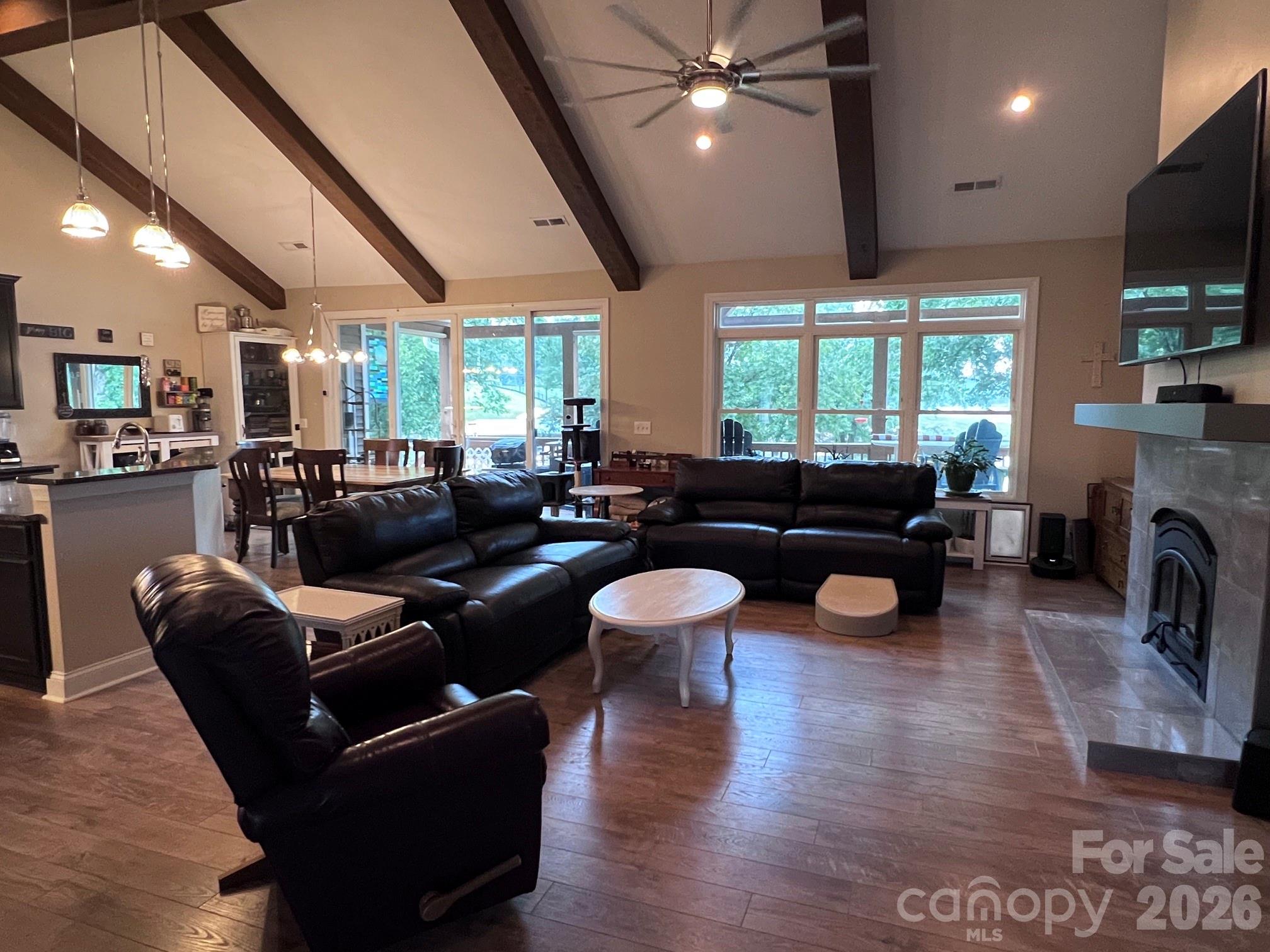 3825 Chevlot Hills Road