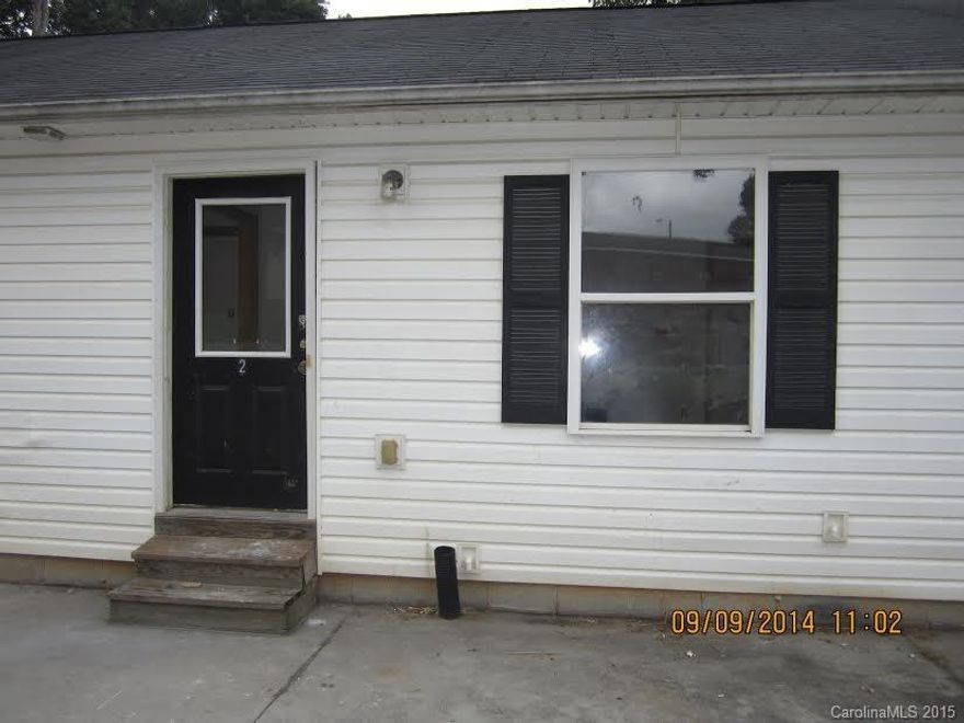 1 bedroom, 1 bathroom apartment, central air, electric heat, hardwood and tile floor. Water and sewer included