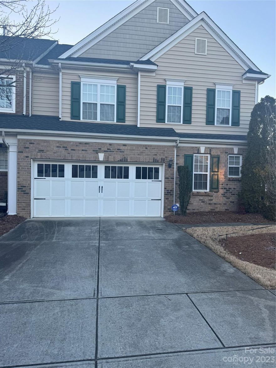 Introducing a charming end unit townhome in the sought-after Stone Creek Ranch subdivision. This residence boasts an open floor plan, 3 bedrooms, 3.5 baths, and two master bedrooms, each featuring spacious walk-in closets. Recent upgrades include a new roof installed just 3 months ago, and the interior reflects a fresh coat of paint, presenting the home in excellent condition. Welcome to a comfortable and stylish living space.