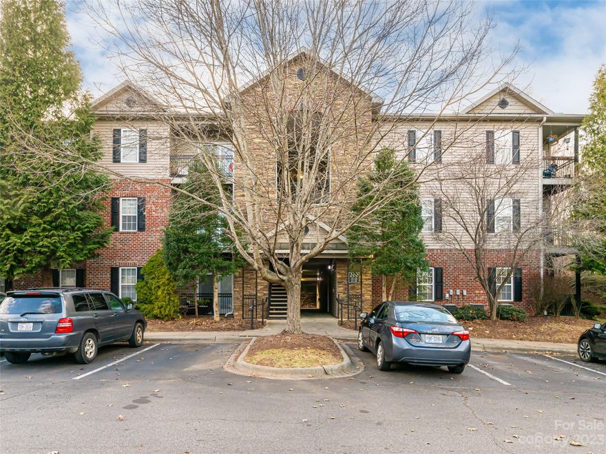 OPEN SUNDAY, 1/21, 2-4 PM! Carefree living, convenient to Biltmore Village--minutes from downtown Asheville! Walkable, pet-friendly community. Picnic tables & grills in green space. Granite/stainless kitchen
w/breakfast. High ceilings , open floor plan, & covered balcony overlooking green space.
Large Primary Suite w/walk-in closet (jewelry closet stays). Both baths have granite/marble
tops & tile floors. Updated lighting and brushed nickel hardware throughout. Third bedroom
offers attractive opportunity for home office. 2019 FURNACE, 2021 range, newer Kenmure Elite
fridge, 4 new smoke detectors in 2024! BEAUTIFULLY maintained w/very nice finishes.