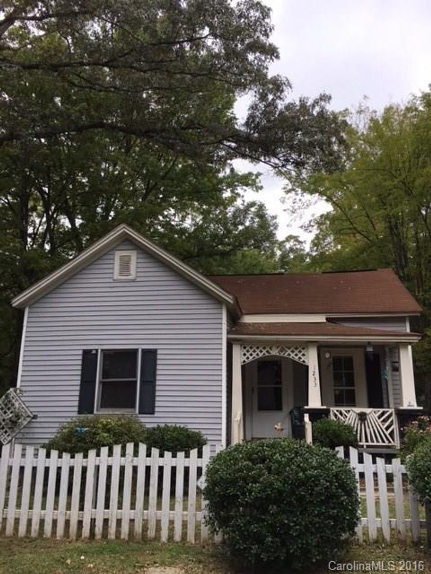 Well maintained cottage in the popular Belmont neighborhood. Minutes from Uptown, Elizabeth, and Midwood. Long term tenant occupied with rent of $800/month. Tenant is currently month to month on lease.
Buyer should verify the accuracy of the square footage. Property is sold in AS-IS condition.