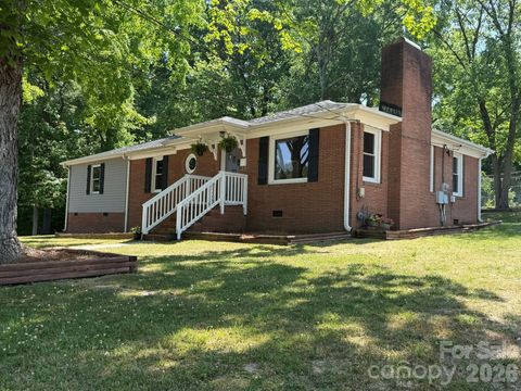Photo of 704 Dogwood Avenue, Lincolnton, NC 28092 (MLS # 4374250)