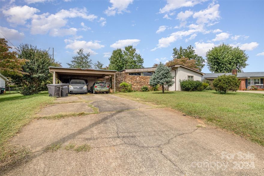 Priced to sell quickly, 913 Thomas St in Statesville offers a fantastic investment opportunity! This 1-story home features 4 bedrooms and 2 full bathrooms, perfect for a buyer ready to bring their vision to life. While the home needs work, it has tremendous potential with fully renovated comparable properties selling for much more. The large living room with natural light is ideal for entertaining, and the home's eclectic floorplan offers flexibility. Enjoy the convenience of easy access to I-40, close proximity to I-77, and nearby Northview School. With no HOA or rental restrictions, this home is ideal for fix & flip or fix & hold investors. Don’t miss out on this opportunity—schedule your appointment today and contact the listing agent for more details!