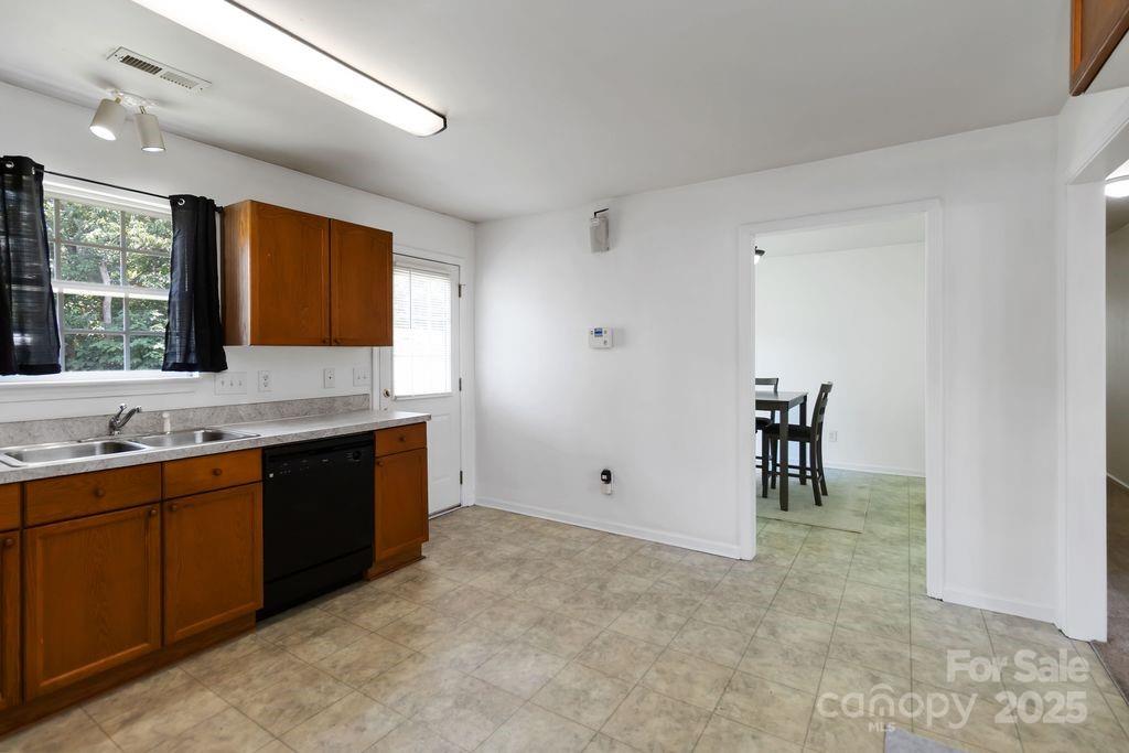 608 Carr Street 7