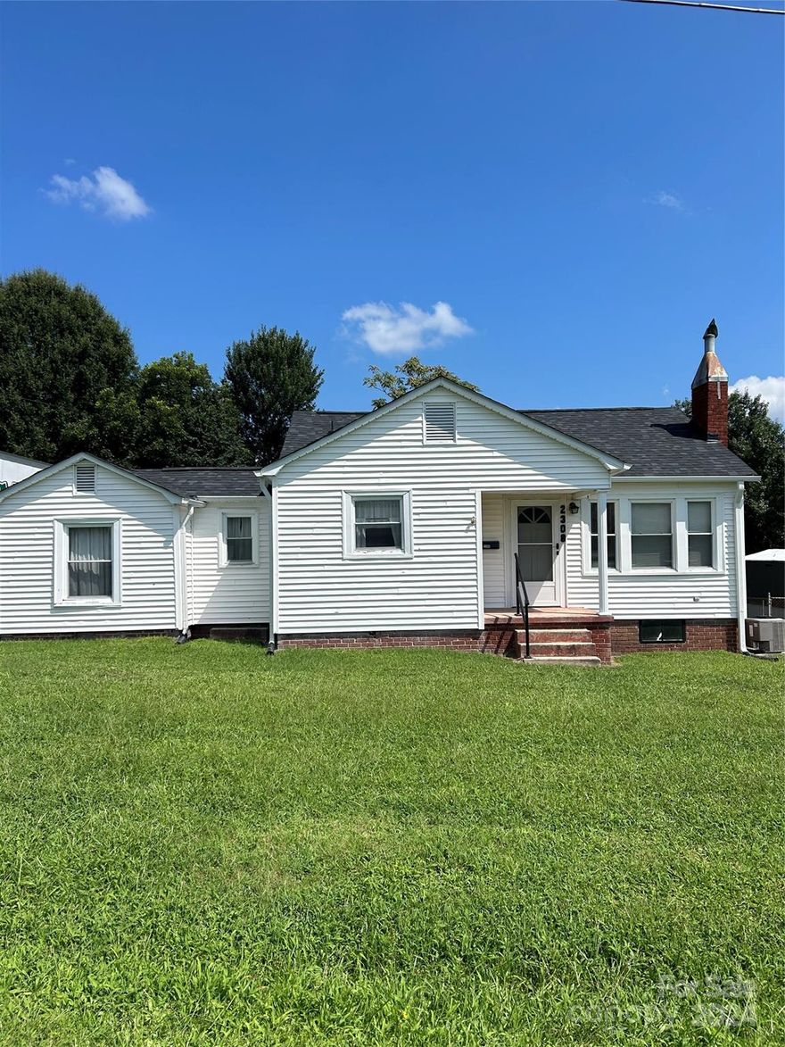 House located on .35 acres featuring 2 bedrooms 1 full bath. Huge detached garage in back with nice workshop. Great starter home or fixer upper. Don’t miss this opportunity! Home offers lots of storage and a nice back yard. Home is currently on a shared well with contract in place with neighbors. Additional sq ft listed as detached garage. Home can be previewed on 9/20/24 @ 5pm. Bids will be called on site 9/20/24 @ 6pm. Showings are available through showing time as well. Property to be sold AS IS, NO WARRANTY, Expressed or Implied except for good title.  Call listing agent with any questions. Bids will be called by Hinson’s Auction. 10% Buyers Premium. $5,000 non refundable deposit at time of sale, remainder due at closing. Closing within 30 days. 

HOPE REALTY NCAF# 10824  NCRL# 293424
HINSONS AUCTION# 10562        Jeffery Hinson NCAL#9798       Collin Hinson NCAL#10557 NCRL# 351003