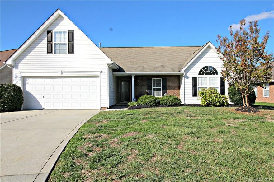 Very liveable open floorplan. Fenced backyard, kitchen has eat in area. Pass thru window/ Palladian  windows. upstairs bonus room adds great extra plus space.