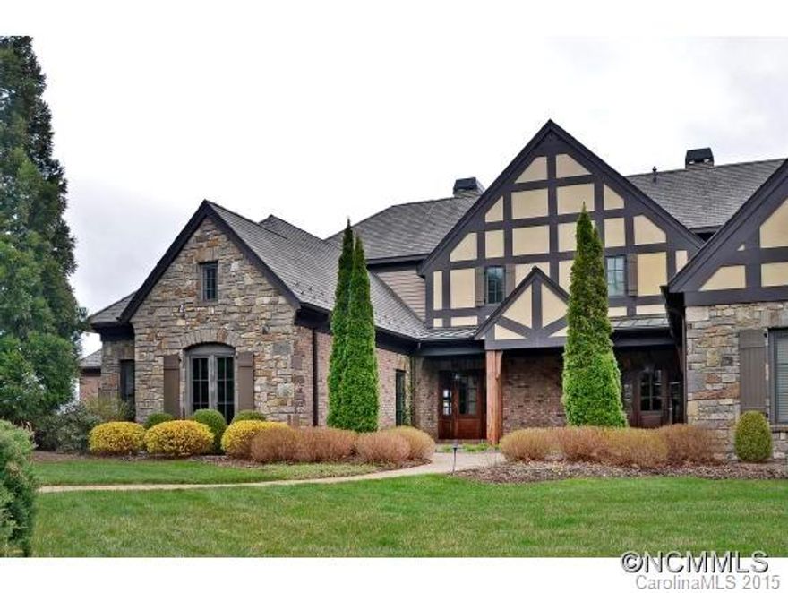 Wonderful Walnut Cove townhome, situated close to the golf course with wonderful year-round, mountain views. Close to all amenities.