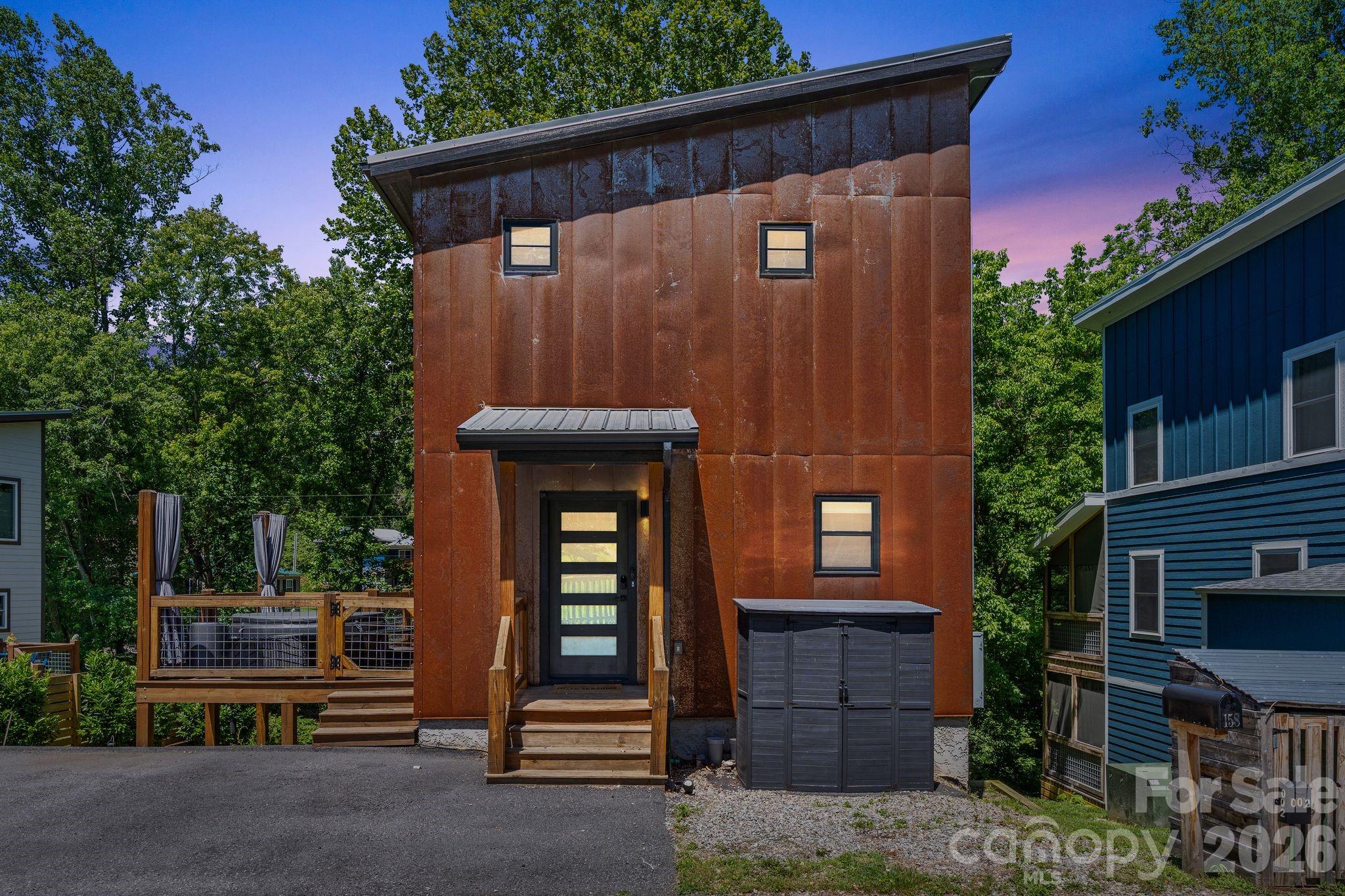 158 Simcoe Street