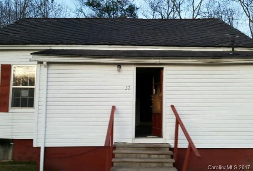 Great Investment Property!! 2 bedroom 1 bath located in half a acre lot. Call us to schedule an appointment! Don't miss the opportunity!!