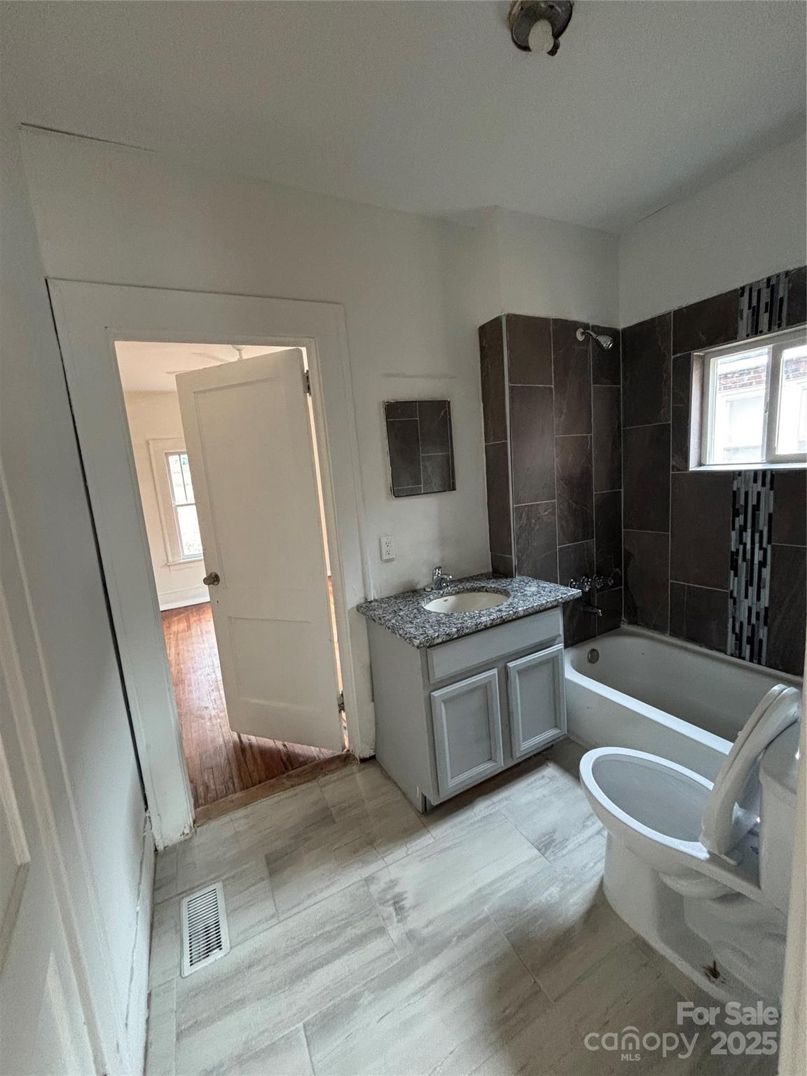 244 W Kingston Avenue