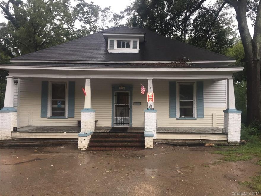 Great investment opportunity! Cash Flow. Currently rented & tenant occupied. Boarding House style.