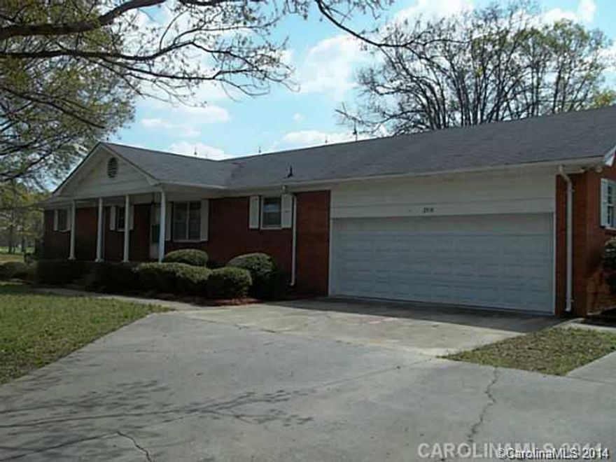 2 Acres with Full-Brick Home. 3BR,2BA, Spacious Family Room and Kitchen, Large Laundry/Utility Room.
Looking for a quiet country atmosphere? This may be your answer!