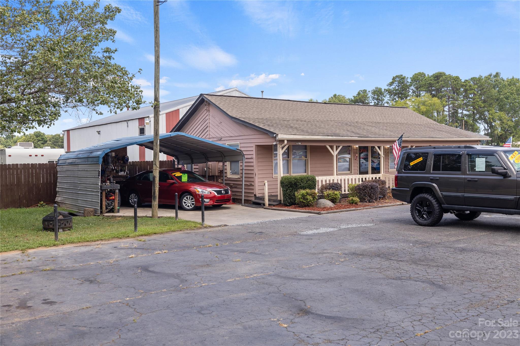 Main image without alt text