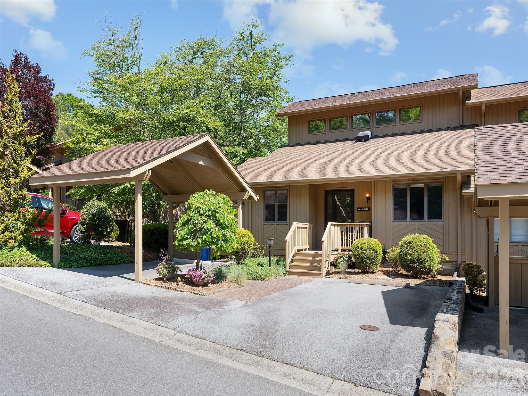 905 Red Oak Drive