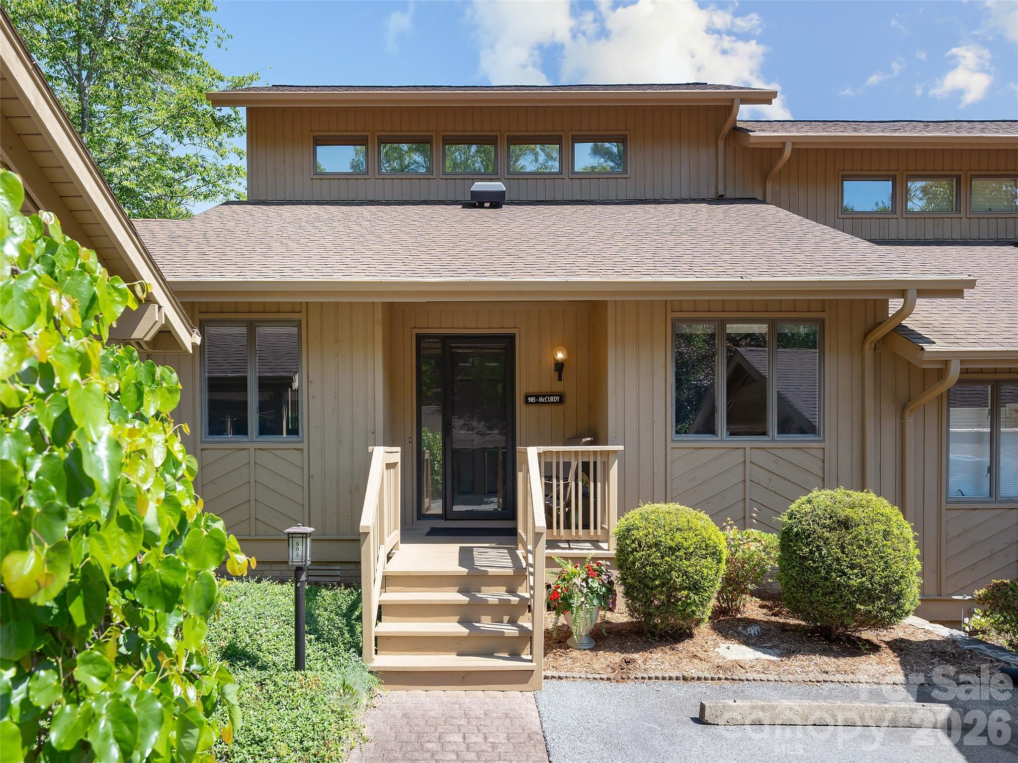 905 Red Oak Drive