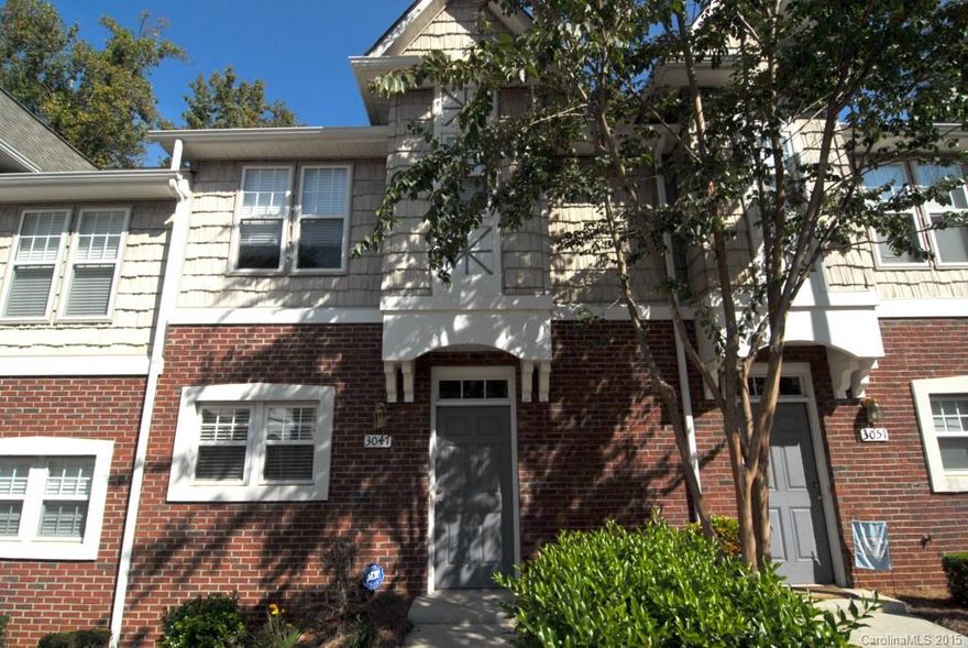 Great townhome in the Commonwealth neighborhood!