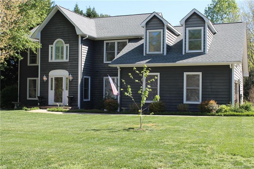 You must see this one! Stunning 2 story Great Room with lovely Fire Place and Gas Logs, Updated Kitchen, SS Appliances, Large Pantry, Ceramic Tile, Large Formal Dinig Room, Huge Master on Main, Large Private Bath, Garden Tub, Separate Shower, Large Walk in Closet, Upstairs Features 2 Spacious Bedrooms, Large Loft/Sitting Area, Plus Huge Bonus Room which could be 4th Bedroom or Man Cave.