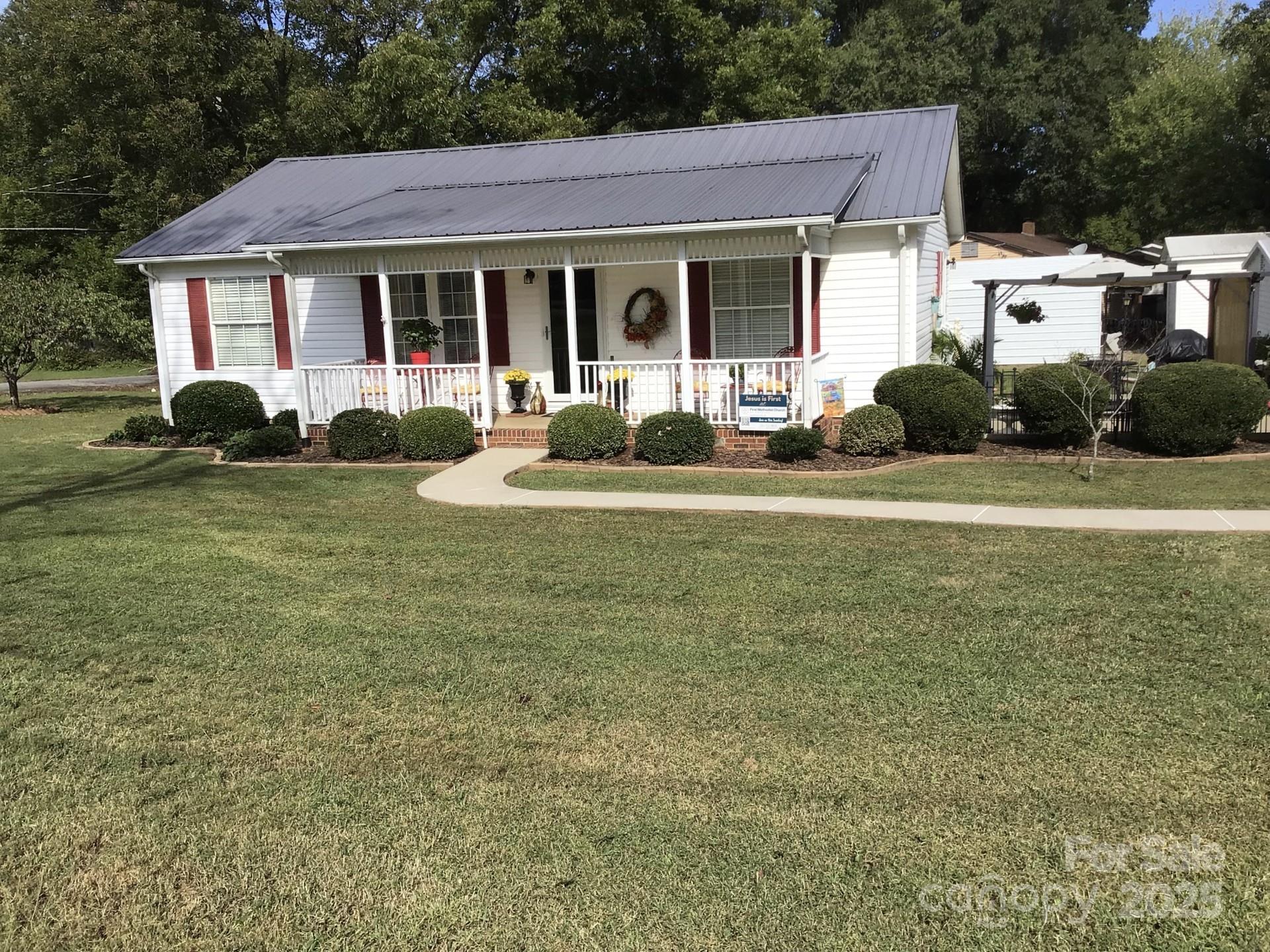 Newton, North Carolina 28658, United States, 3 Bedrooms Bedrooms, ,2 BathroomsBathrooms,Residential,Active,223107