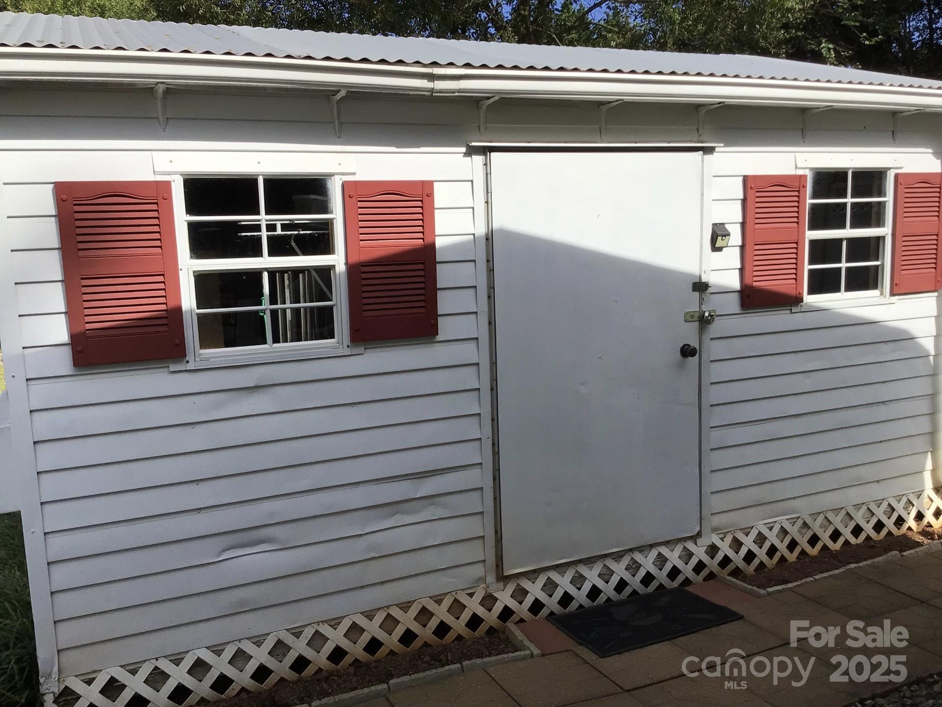 Newton, North Carolina 28658, United States, 3 Bedrooms Bedrooms, ,2 BathroomsBathrooms,Residential,Active,223107