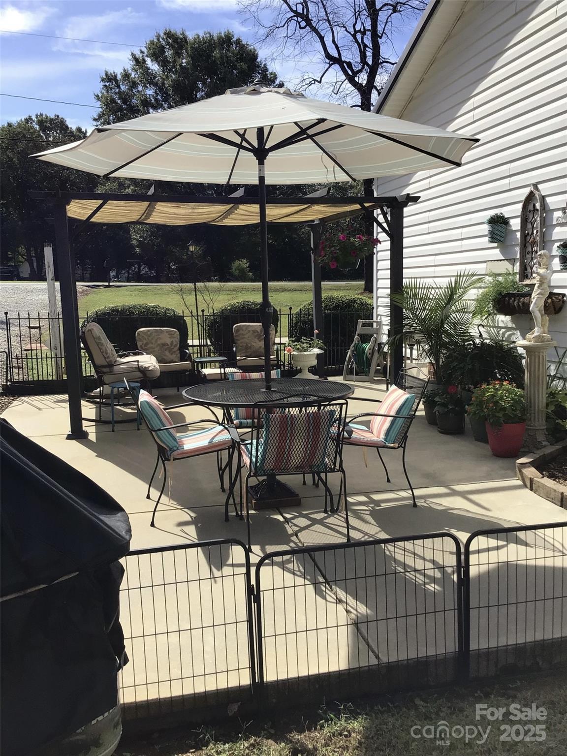 Newton, North Carolina 28658, United States, 3 Bedrooms Bedrooms, ,2 BathroomsBathrooms,Residential,Active,223107