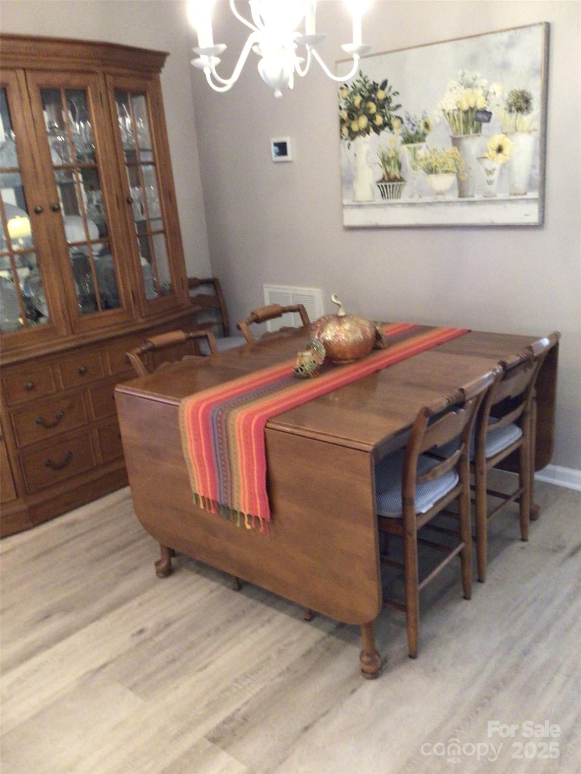 Newton, North Carolina 28658, United States, 3 Bedrooms Bedrooms, ,2 BathroomsBathrooms,Residential,Active,223107