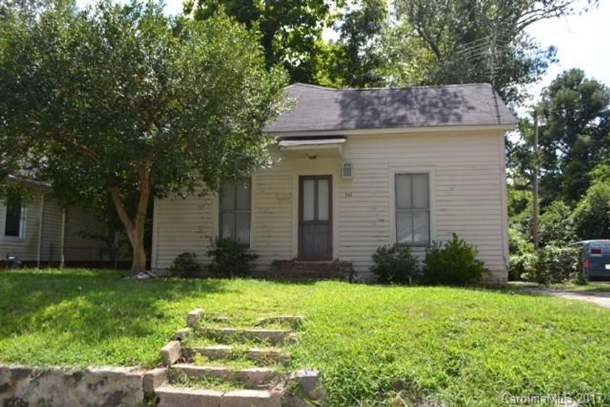 Cute 2B/1Ba minutes from downtown! Great investment property. rental income was $450 a month.