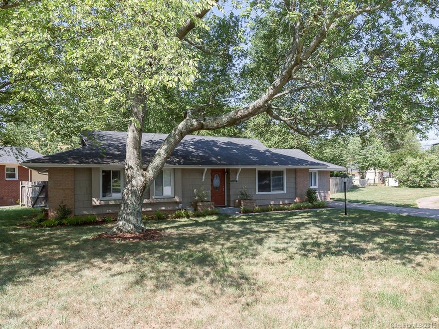 Open plan & private fenced backyard, perfect for entertaining inside & out! Updated kitchen w/gas cook top, maple cabinets, Corian counters, pendant lights, pass thru bar to Great Rm w/lots of light & views of the Lg bk yd w/charming covered patio & storage shed.  Stunning Bathrooms, Lg MBR w/walk-in closet. Recessed lighting, crown moldings & beautiful wood laminate floors throughout!  Located in sought after Madison Park/Selwyn Park near I-77, Light Rail, Southpark, Uptown, Shopping & Dining.