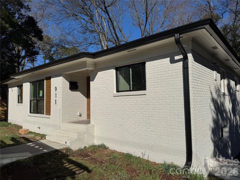 Photo of 911 E Woodlawn Road, Charlotte, NC 28209 (MLS # 4337617)