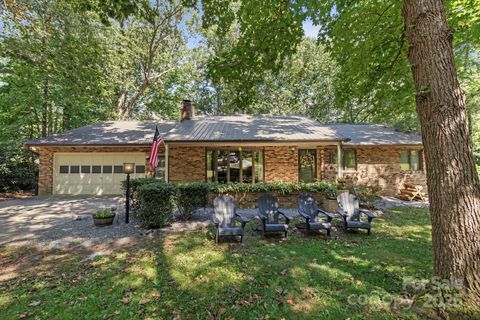 Photo of 109 Mountain Place, Hendersonville, NC 28791 (MLS # 4307962)