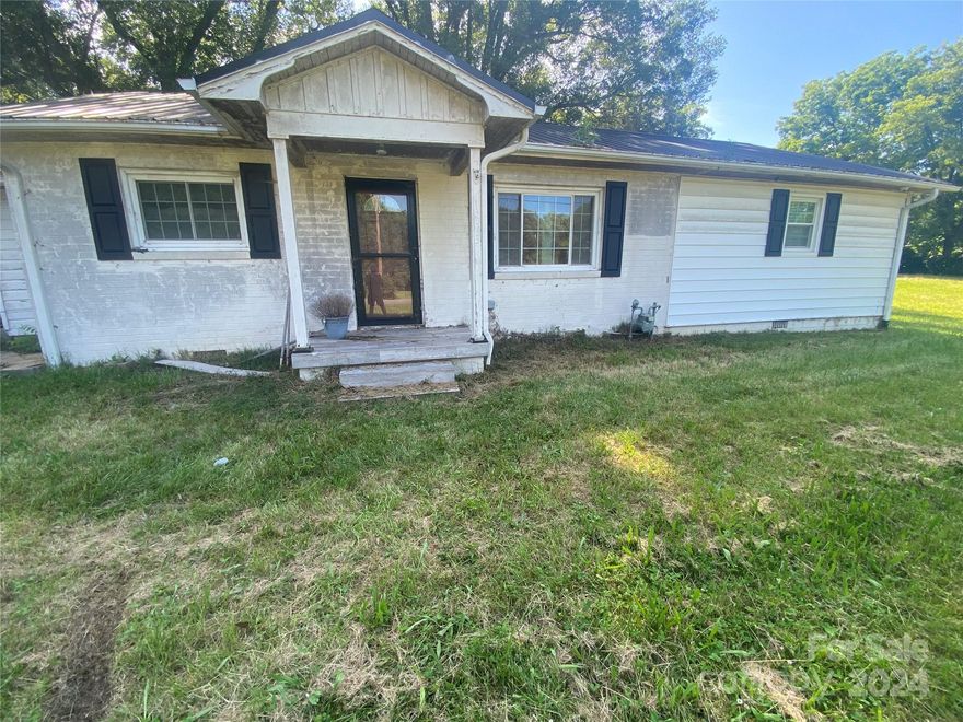 INVESTORS COME get this awesome home LOCATED IN MOUNTAIN VIEW! This 4 bedroom, 2 bathroom has a bunch of potential.  Detached garage has power and water per the seller. Roof is 2014 as well as HVAC. Book your showings today! ARV is 300K+ reach out to me for comparables or click on attachments to view report.