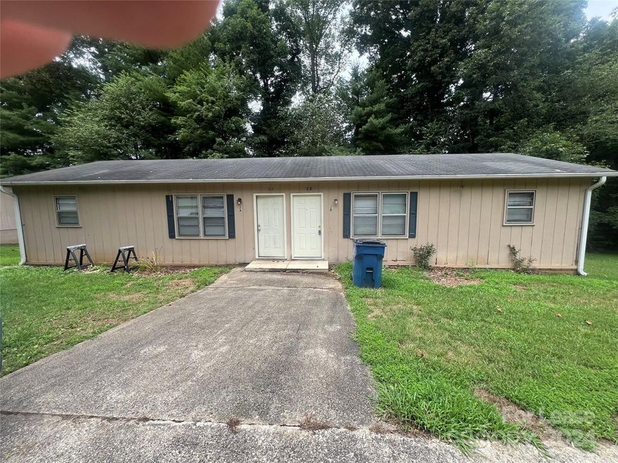 Two bedroom one bath duplex in Lenoir.
Convenient location close to 321 and 64.
Carpet throughout, fresh paint & updated bathroom.
Small patio out back and nice private yard.