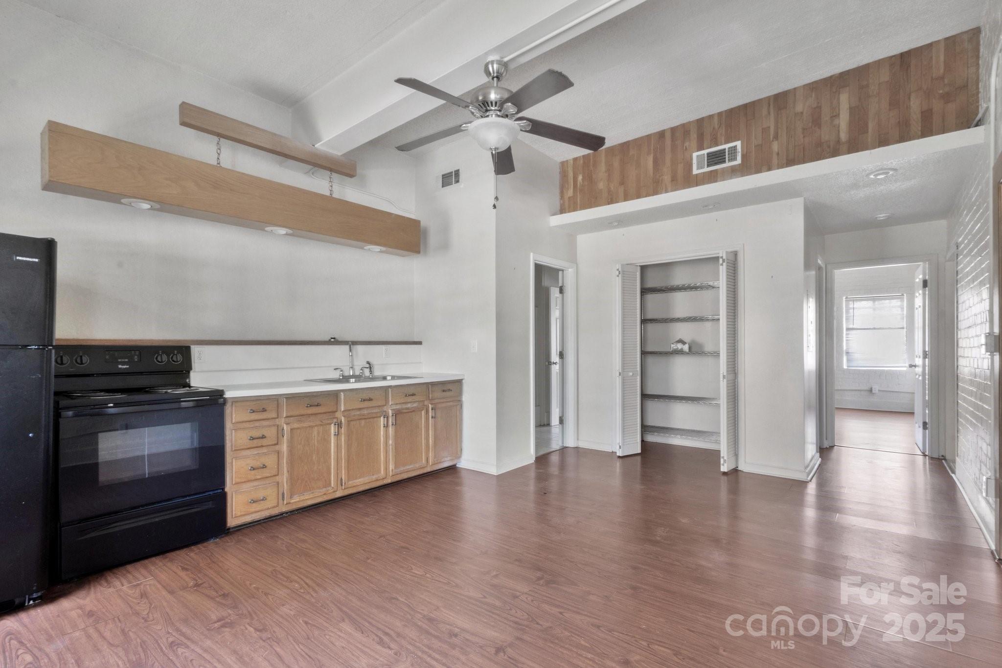 203 Liberty Street W