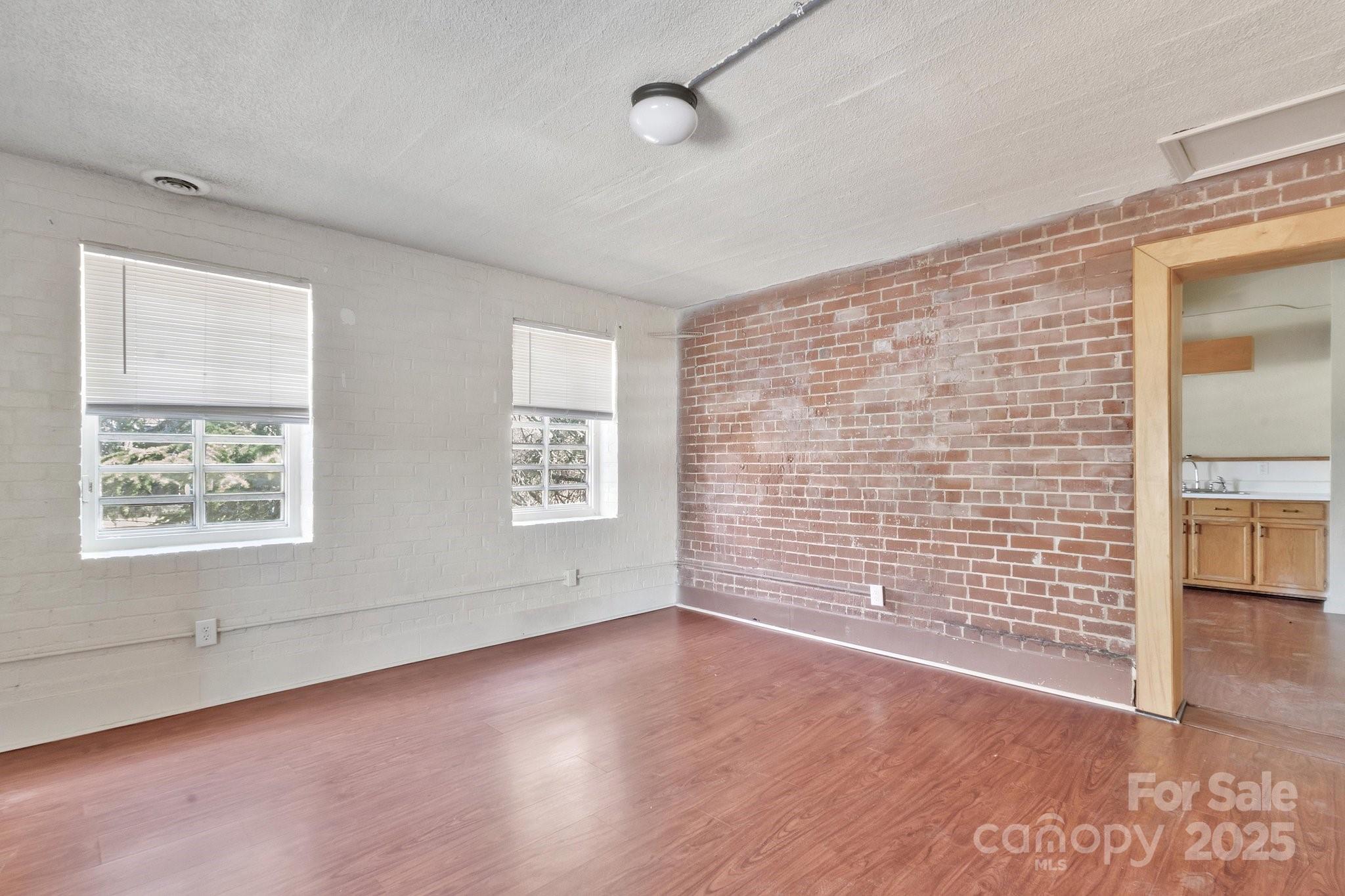 203 Liberty Street W