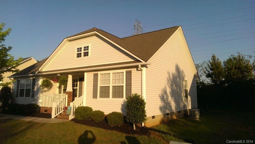 Charming home located in the popular Mallard Creek subdivision near Newport and Lake Wylie. Perfect for those starting out or looking to downsize, this well maintained 3 bed, 2 bath house features a large great room with gas fireplace, vaulted ceilings, a 10 x 10 screened porch and a deck with gas hook-up for grilling. Seller is providing a home buyers warranty.