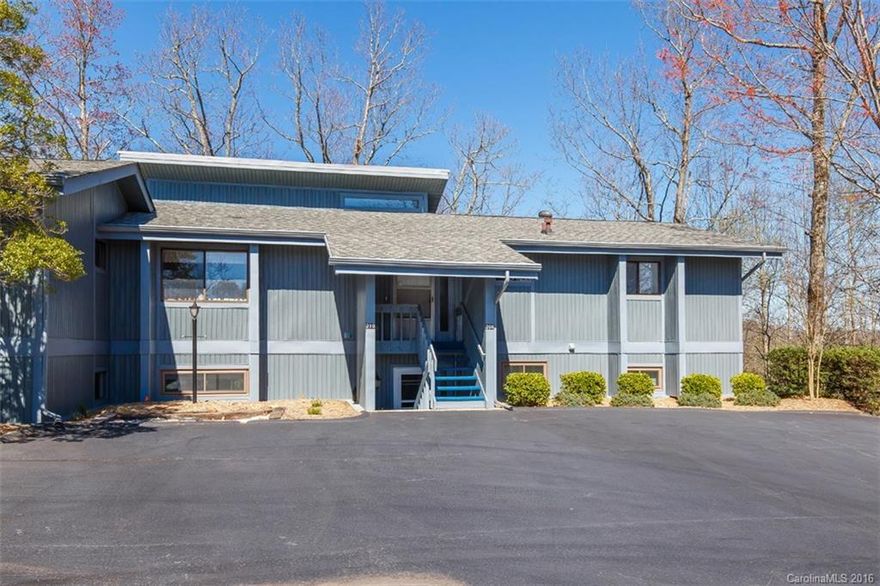 Looking for a move-in ready condo with long range mountain views? You have found it! This lovely 2BR/2BA open floor plan unit has been updated. Large kitchen with walk-in pantry and laundry. Open Living and Dining with a fireplace. Furniture available for sale. Don't miss this perfect vacation home! Ticoa Views do Not Allow DOGS. A Cat can be submitted. Buyers to pay CF UAFee of $8000.