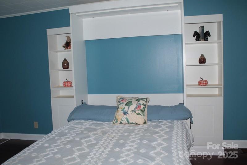 848 Meadowood Drive NE