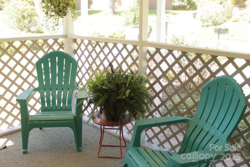 848 Meadowood Drive NE