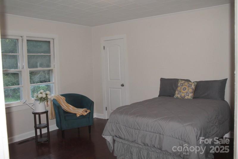 848 Meadowood Drive NE