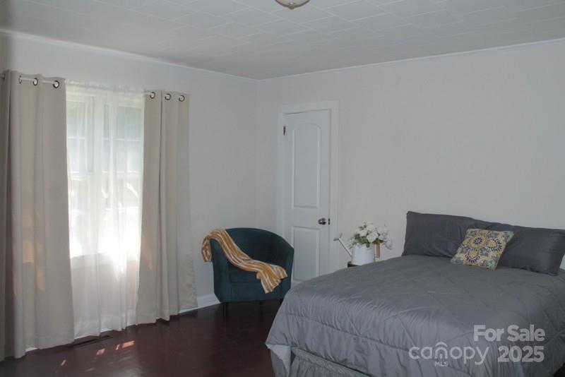 848 Meadowood Drive NE