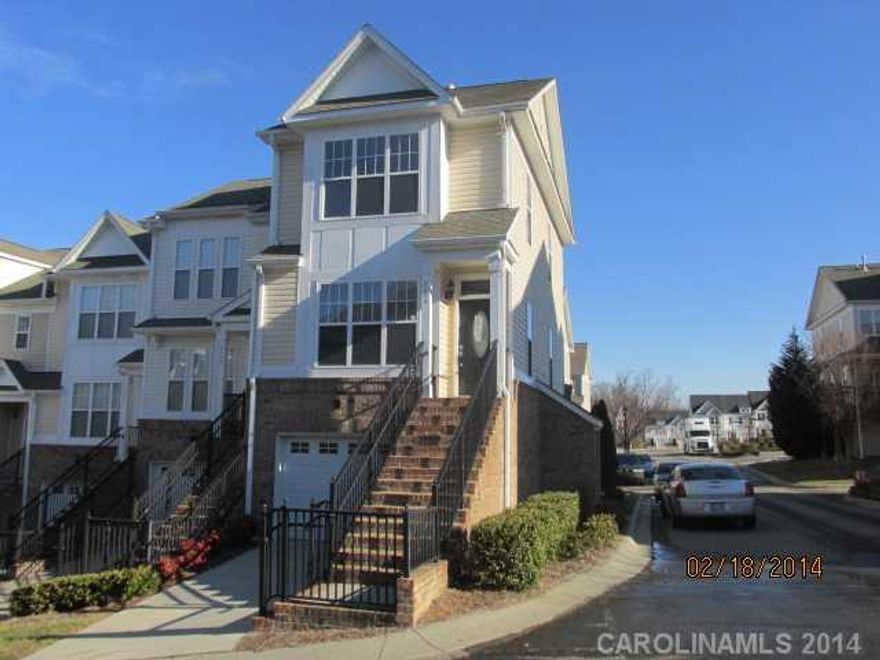 TOWN HOME IN MOVE IN CONDITION. FRESH PAINT, CARPET, SOME APPLIANCES. GREAT FLOW TO THE FLOOR PLAN. DECK ON MAIN, BEDROOMS UPSTAIRS FOR PRIVACY. FIREPLACE IN THE GREATROOM. BONUS ROOM ON LOWER LEVEL WITH ACESS TO REAR OF TOWNHOME.