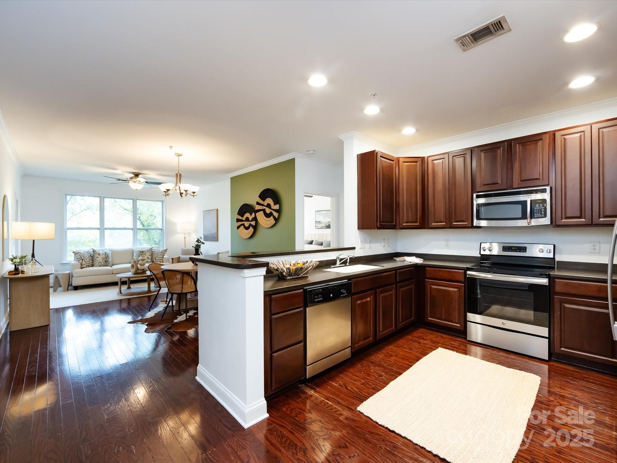 1000 E Woodlawn Road 216