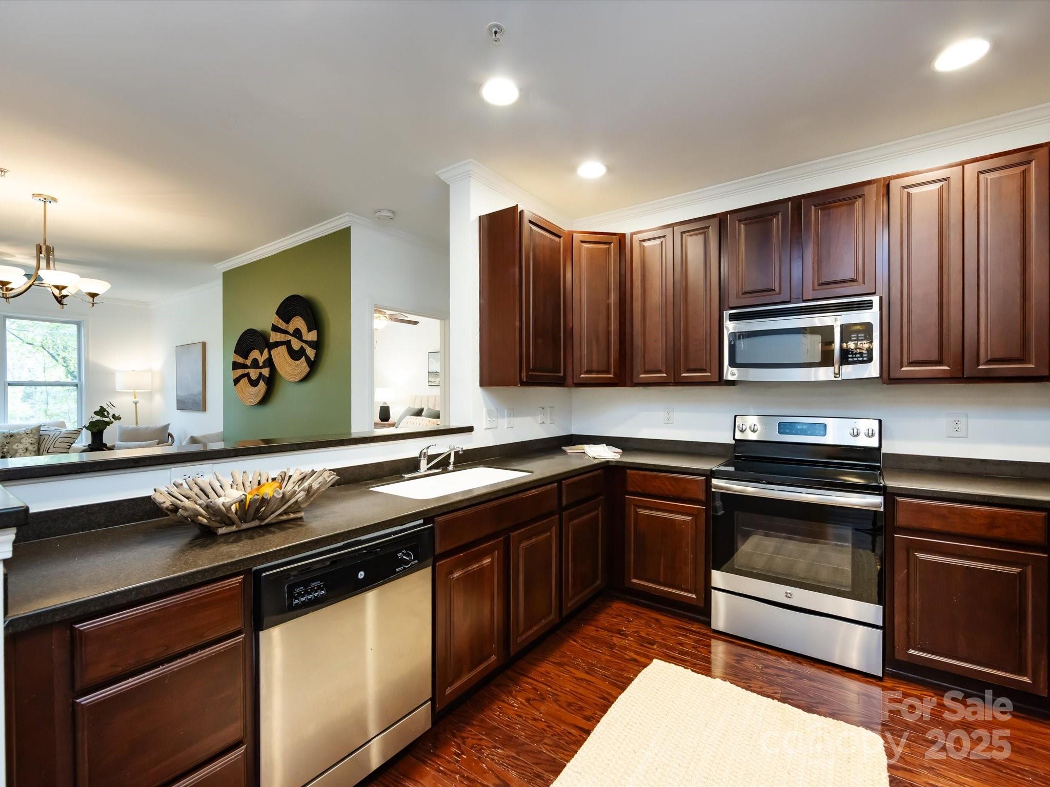 1000 E Woodlawn Road 216