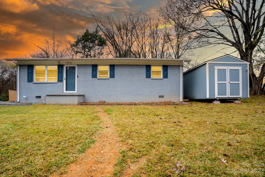 Price Improved...Motivated Sellers! Bring us an Offer! Make 2024 the year you become the owner of this great home in Mount Pleasant. This home is close to restaurants and shopping. Enjoy Mount Pleasant Schools and small town charm. Schedule your showing today!