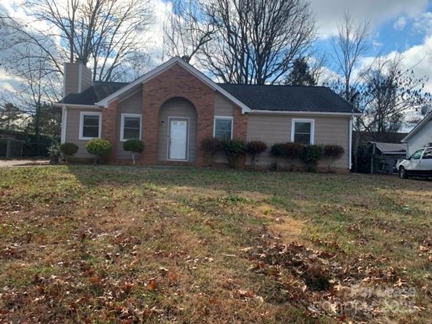 Stunning 3-Bedroom, 2-Bath Home in the Highly Desirable Slatewood Subdivision.This beautiful one-story home offers a perfect blend of comfort, style, and convenience. Located just minutes from Uptown, Independence Blvd, shopping, dining, and major highways, it provides easy access to everything you need while offering a peaceful retreat. Inside, the spacious, open floor plan features a large living area with a gorgeous stone fireplace—ideal for cozy evenings. An abundance of natural light fills the home, highlighting the gleaming floors throughout. The bright kitchen is a chef’s dream, complete with white cabinetry, white appliances, a breakfast bar, and a cozy dining nook.
Step outside and enjoy the covered screened patio, a serene space to relax and take in the natural surroundings.
This home truly has it all—don't miss the opportunity to make it yours! Contact us today for more information and to schedule a viewing.