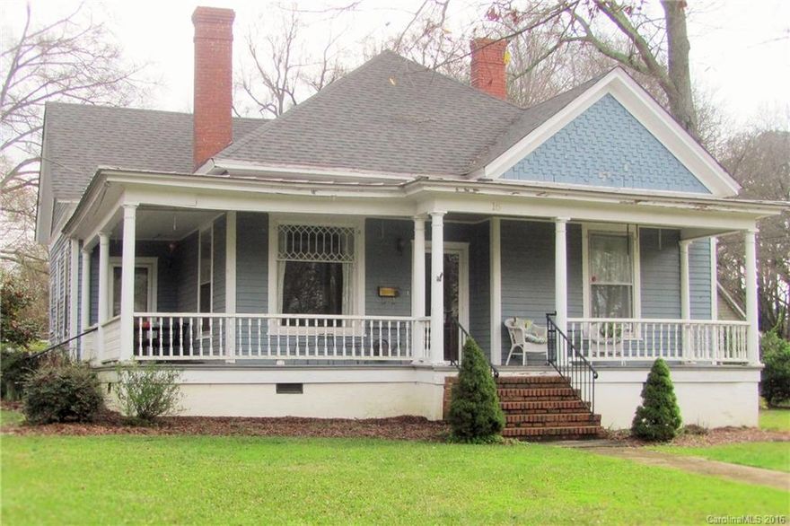 Absolute Charm in the Heart of York's Historic District.  3bdr, 2ba, large level fenced lot.  Great house, great area.