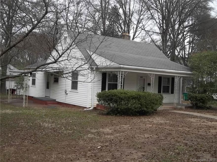 Nice 1-story traditional home with great access to I-85 and Uptown.  New coat of paint throughout.  Range and Refrigerator installed.