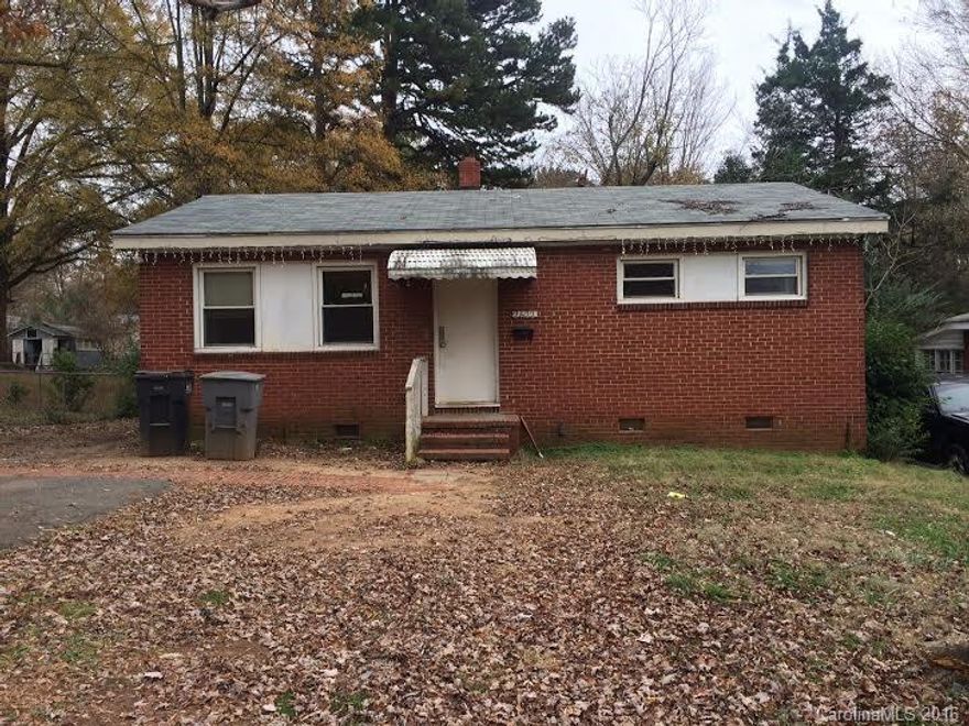 Large grass lawns surround this home, perfect for outdoor activities! Easy access to Norris Avenue and N Graham Street, just a short drive to Uptown!